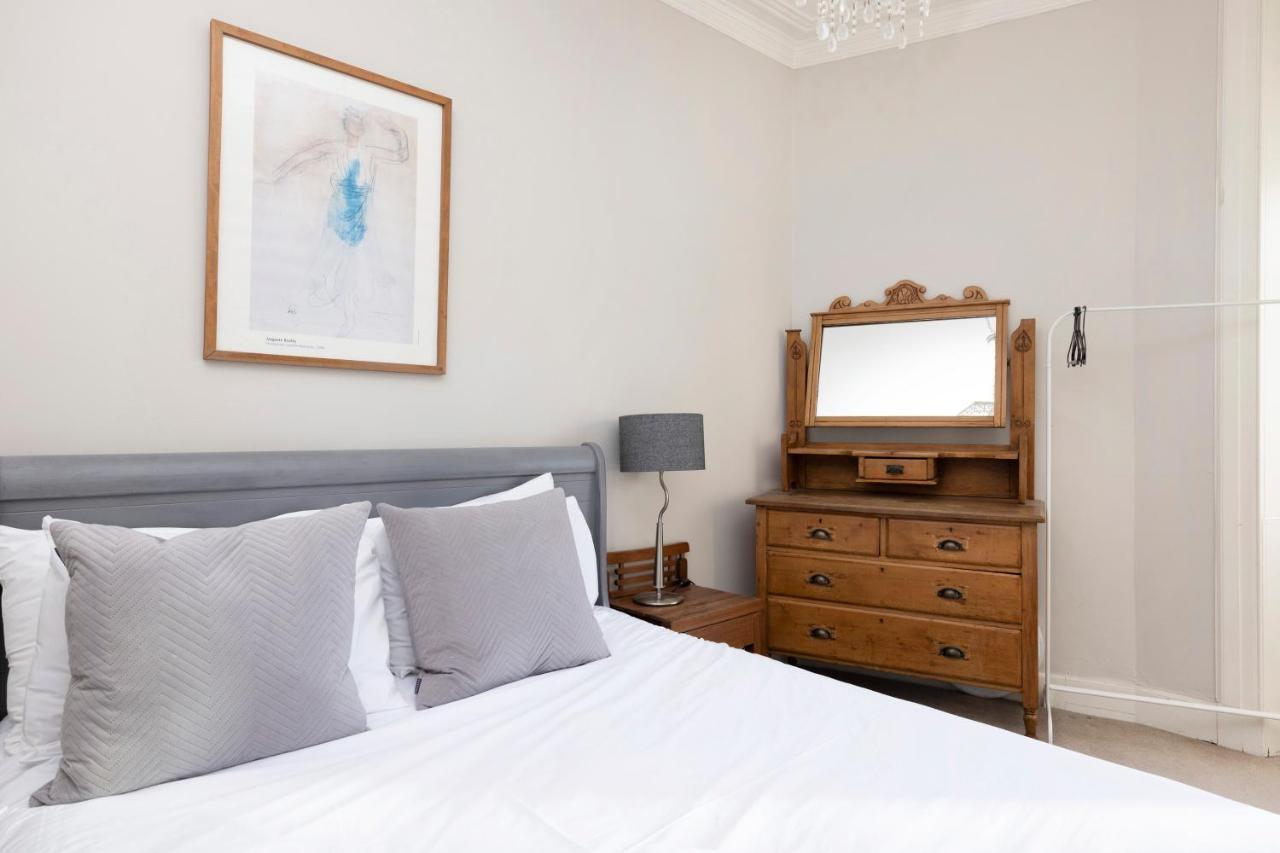 אדינבורו Joivy Old Town 1-Bed Apartment With Stunning Views מראה חיצוני תמונה