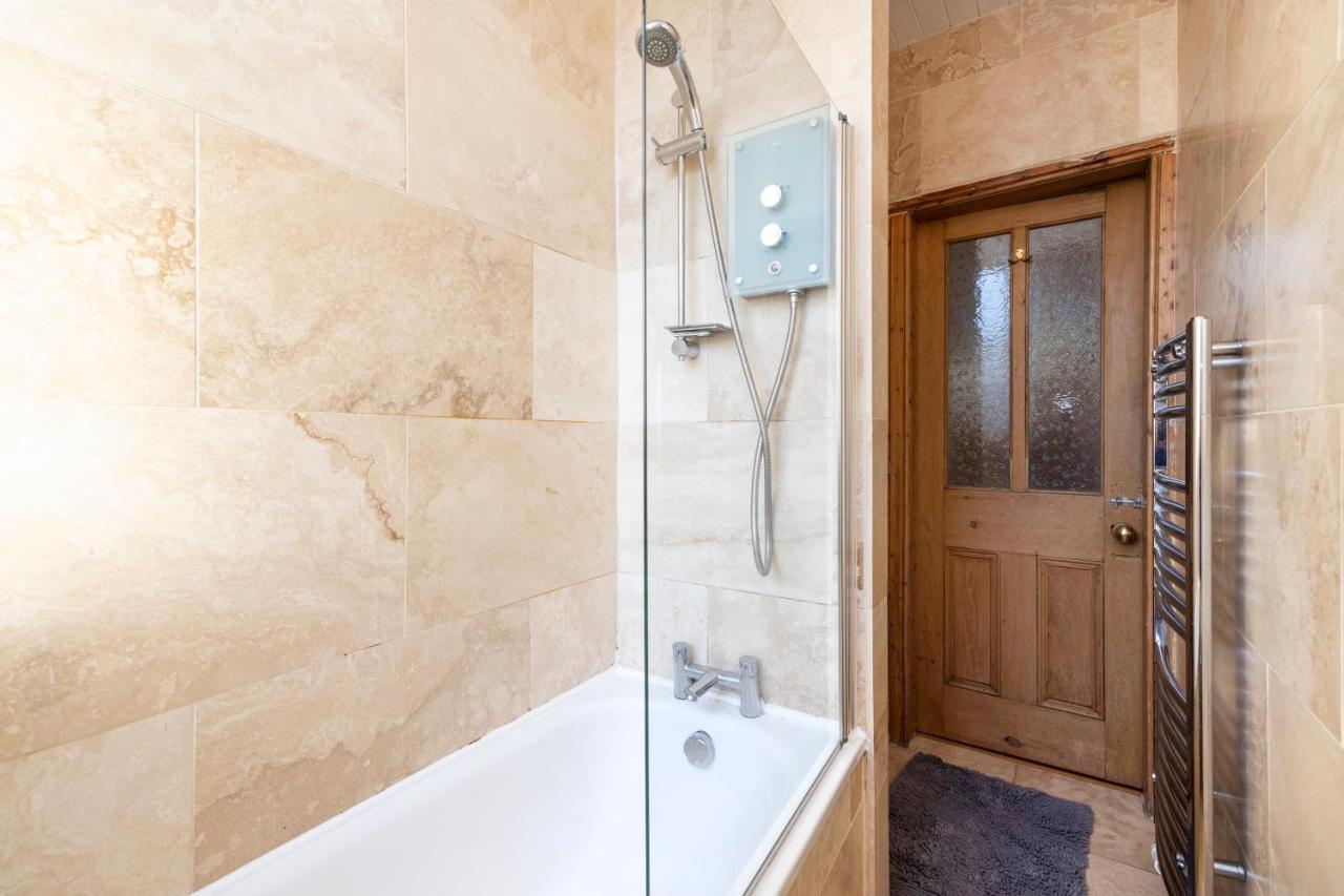 אדינבורו Joivy Old Town 1-Bed Apartment With Stunning Views מראה חיצוני תמונה